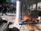 Medios locales indican que las manifestantes lanzaron bombas molotov contra el inmueble, lo que habría iniciado el fuego.