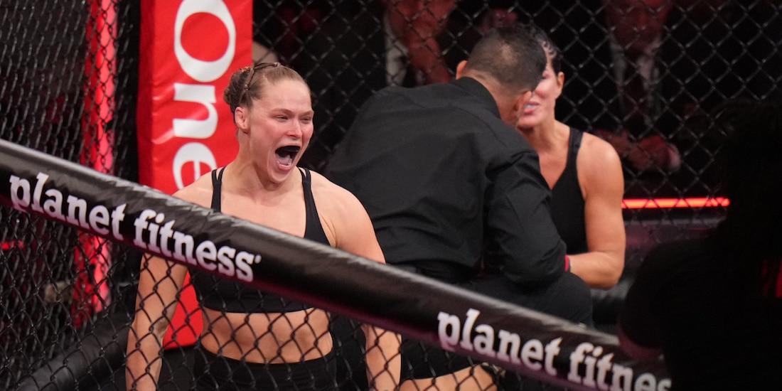 Ronda Rousey se impuso a Gina Carano en el regreso de las dos leyendas de la MMA al ring.