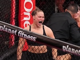 Ronda Rousey se impuso a Gina Carano en el regreso de las dos leyendas de la MMA al ring.