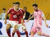 Lionel Messi da un pase en el juego inaugural del Mundial de Clubes 2025 entre Inter Miami y Al-Ahly.