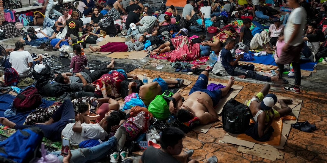 Migrantes acampan en Tapachula, Chiapas, tras un día de caminata, el martes.
