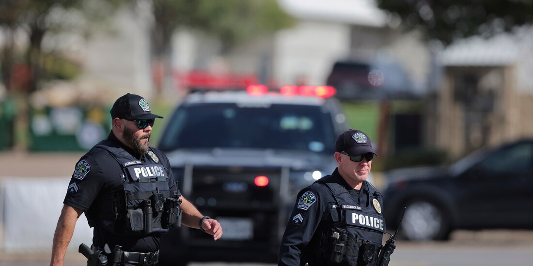 Policías luego del tiroteo en Target