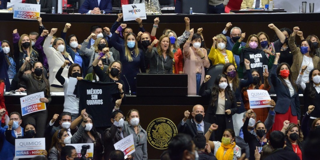 Diputados de oposición protestan, ayer, en la Cámara alta.