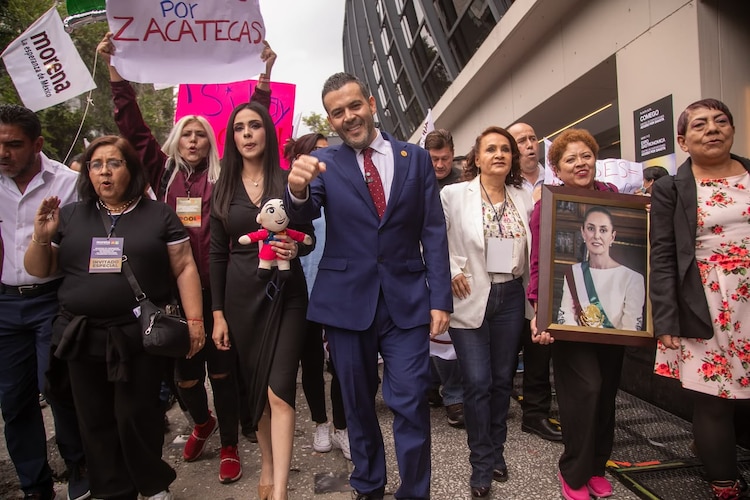 Al centro, el diputado federal con licencia, Ulises Mejía Haro.