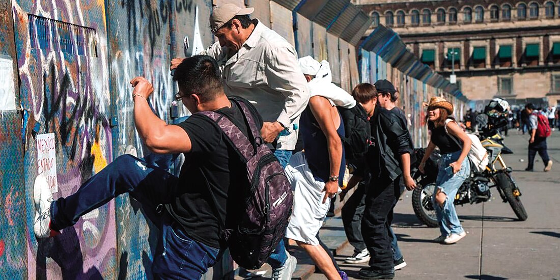 Manifestantes patean vallas frente a Palacio Nacional, el pasado 16 de noviembre.
