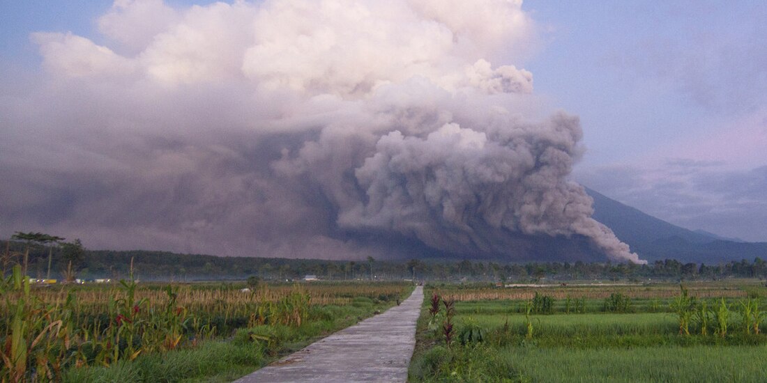Erupción del volcán Semeru en Indonesia