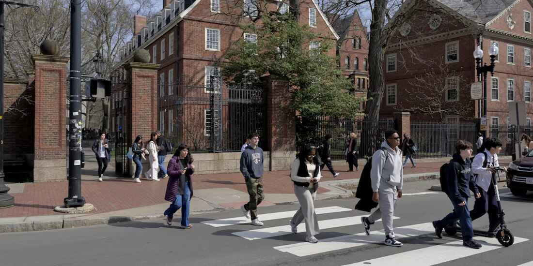 Estudiantes caminan afuera de Harvard Yard en la Universidad de Harvard.