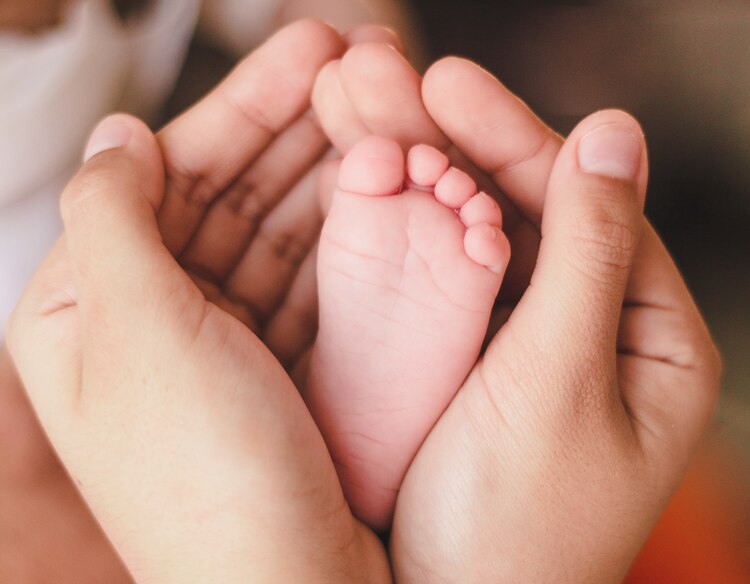 Esta enfermedad transmitida por besos (saliva) no afecta a los adultos ni a niños sanos pero en un bebé puede ser mortal