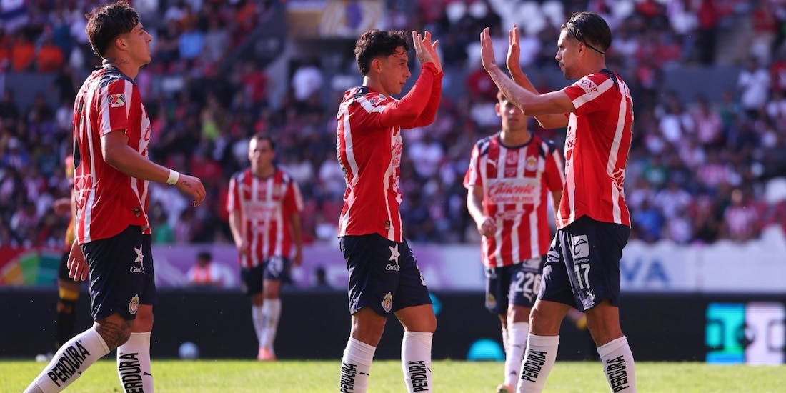 Jugadores de Chivas festejan un gol en la pretemporada rumbo al Clausura 2026.