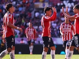 Jugadores de Chivas festejan un gol en la pretemporada rumbo al Clausura 2026.