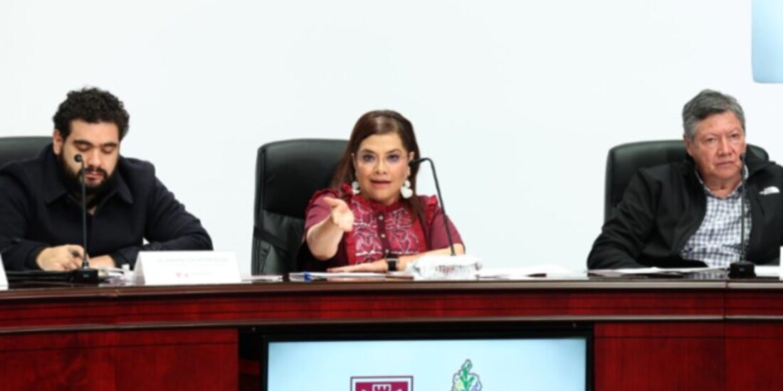 Clara Brugada, Juan Pablo de Botton (izq.) y Héctor García, ayer, en la conferencia sobre las finanzas de la ciudad.