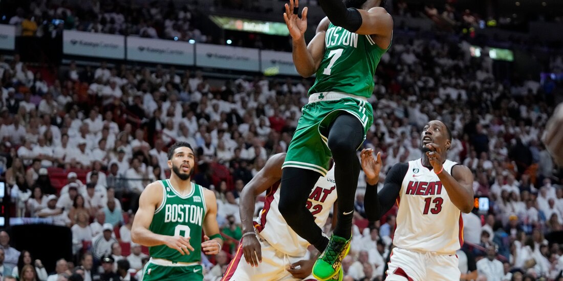 Jaylen Brown (7), de los Celtics de Boston, ataca la canasta sobre Bam Adebayo (13) durante la segunda mitad del Juego 4 de las finales de la Conferencia Este de la NBA