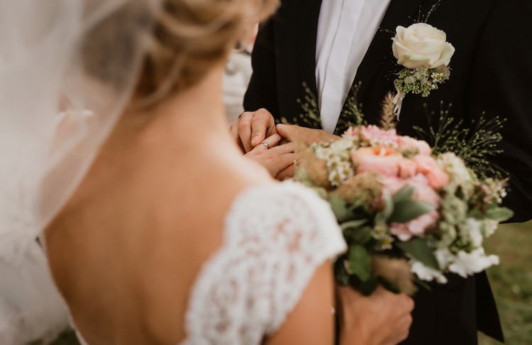 Imagen ilustrativa de una novia recibiendo un ramo de flores.