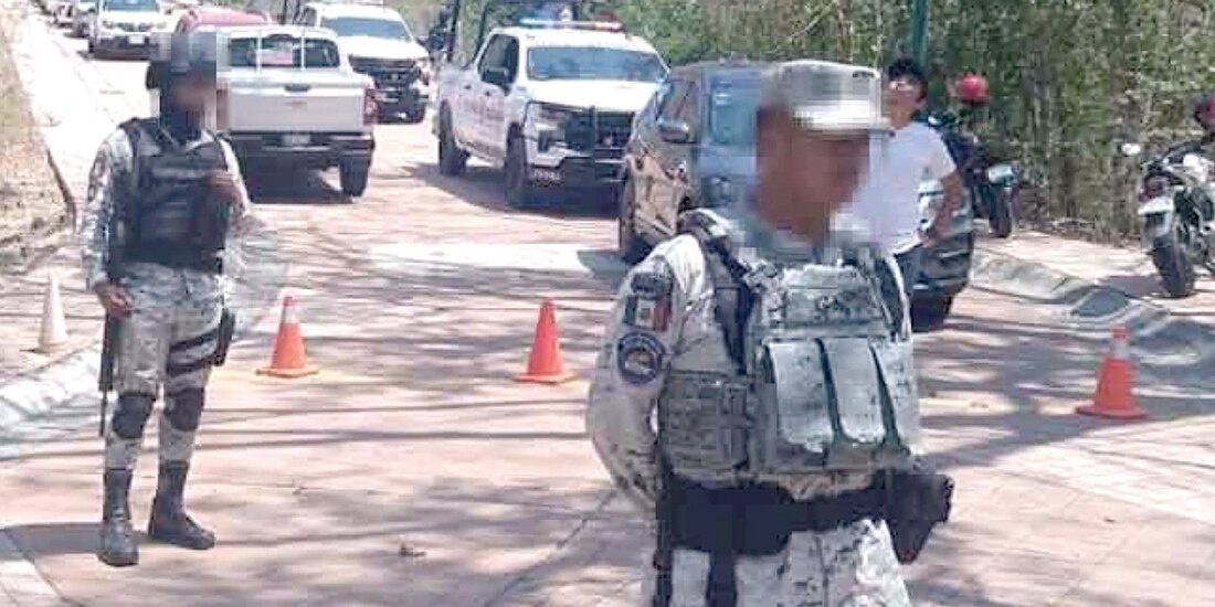 Elementos de la Guardia Nacional, en las instalaciones del campo de golf de Huatulco, el jueves.
