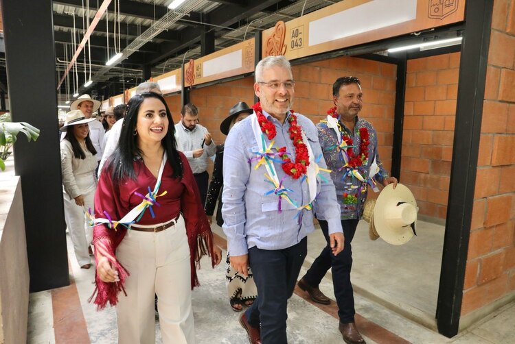 El mandatario estatal y la secretaria de Desarrollo Urbano y Movilidad, Gladyz Butanda Macías.