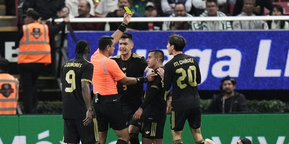 Jugadores de la Selección Mexicana reclaman una decisión en el amistoso ante Ecuador.