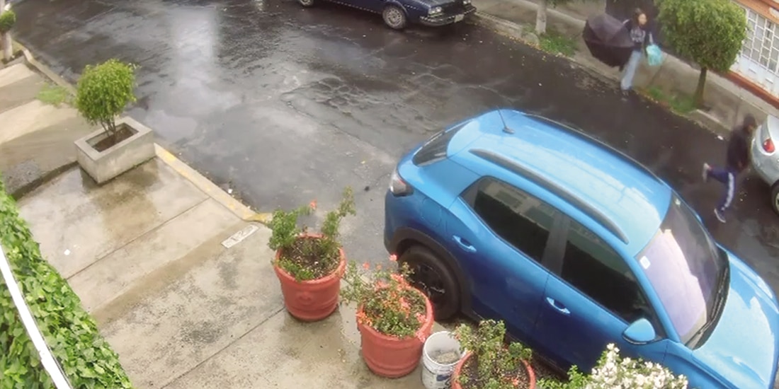 MOMENTO en el que un hombre atraca a una mujer en la calle Francisco Figueroa, el 5 de agosto pasado