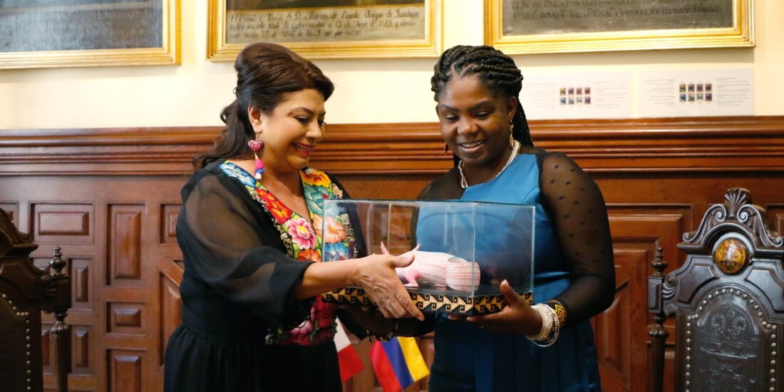 Clara Brugada entrega una escultura de ajolote a Francia Márquez, ayer.