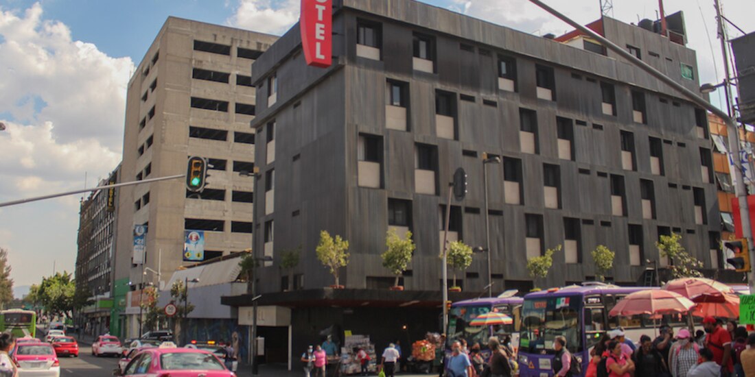 El sector de hospitalidad en la Ciudad de México afirma que 30 por ciento de sus ingresos se han perdido frente a la económica competencia que representa Airbnb, que, acusa, se salta impuestos, licencias ambientales y reglas de uso de suelo.