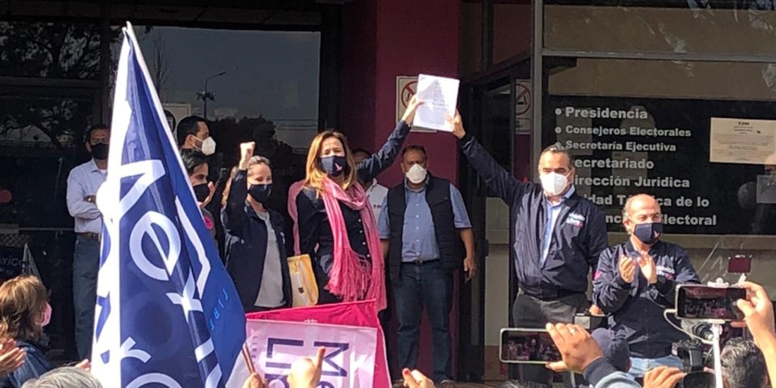 Margarita Zavala afuera del INE.