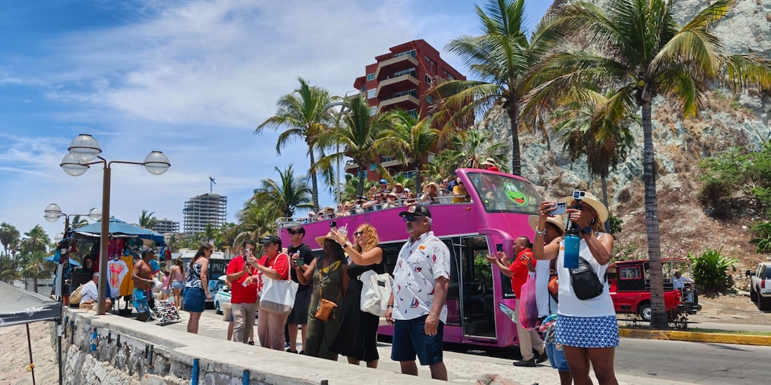 El crucero Navigator Of The Seas atracó este lunes en Mazatlán con más de 3,700 visitantes internacionales.