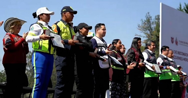 Trabajadores de distintas dependencias recibieron la distinción “Yaotl” por su labor en emergencias.