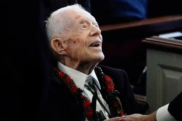 En la imagen, el expresidente Jimmy Carter a sus 100 años de edad.
