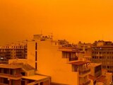 El cielo de Grecia se pinta de naranja.