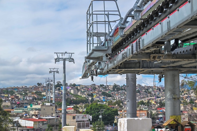 Drones especializados despliegan el cable guía para la nueva Línea 3 del Mexicable en Naucalpan.
