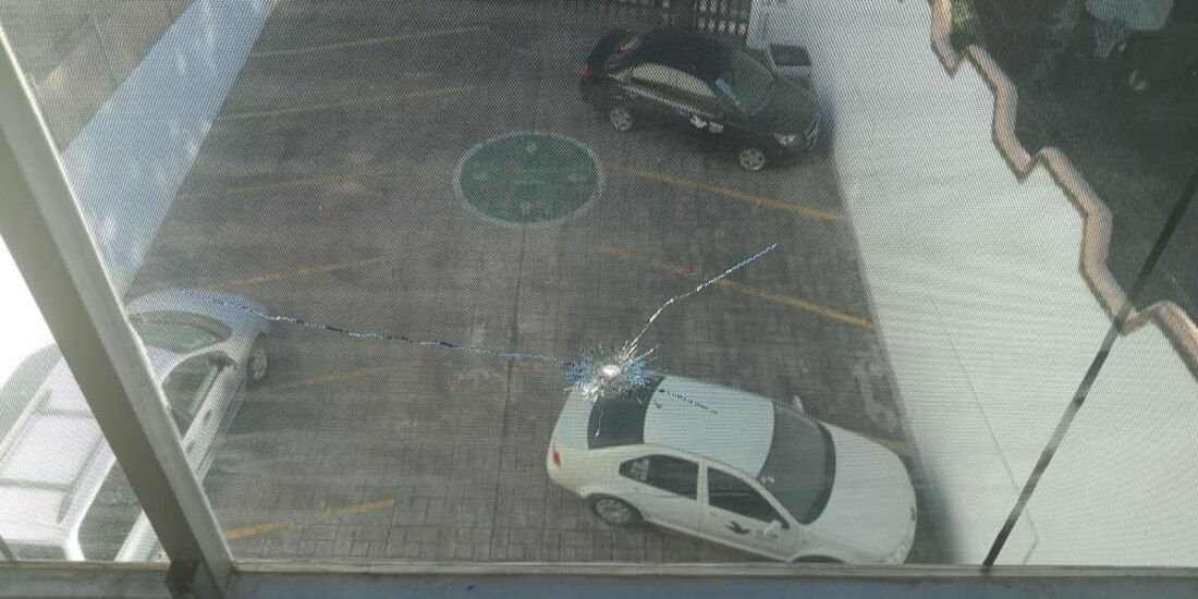 Impactos de bala que fueron perpetrados en las instalaciones de la Comisión de Derechos Humanos de Morelos, en el ataque que ocurrió el pasado lunes.