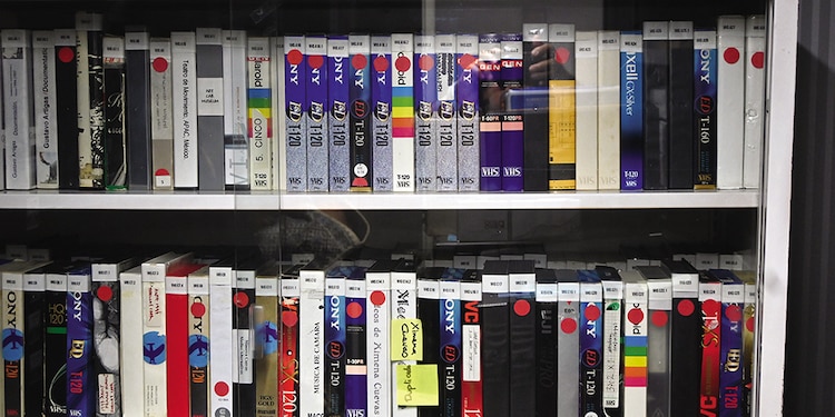 EL ARCHIVO también se integra de CD, VHS, libros, fotos históricas y negativos