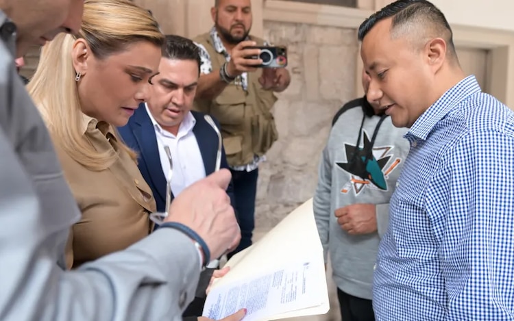 Maru Campos, durante la recepción del citatorio de la FGR.