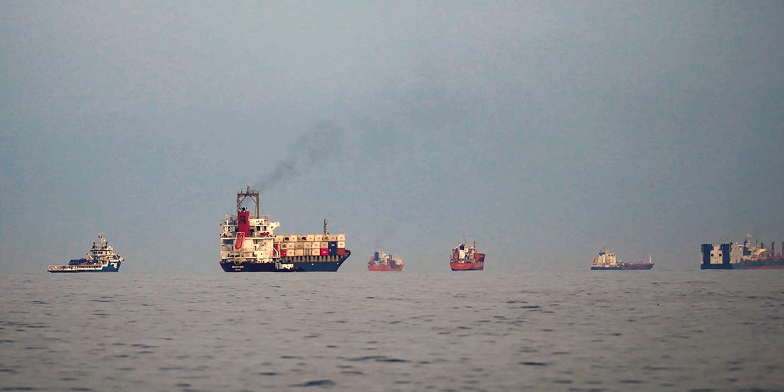 Buques petroleros y de carga se alinean en el Estrecho de Ormuz, en días pasados.