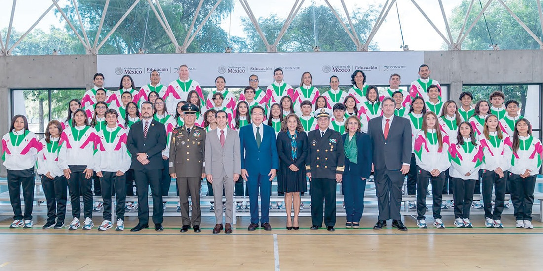 Pacheco y Alcalá (centro) en el abanderamiento de los atletas mexicanos en el CNAR, ayer