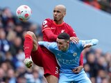 Fabinho, del Liverpool, pelea el balón con Phil Foden, del Manchester City, durante la Jornada 32 de la Premier League.