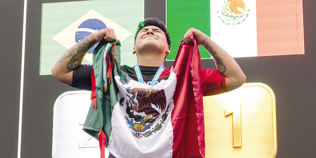 Ángel Grijalva celebra su oro en Colombia este mes.