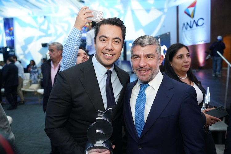 Mauricio Tabe entrega el Galardón 'Francisco Villarreal Torres' a presidentes municipales destacados por sus buenas prácticas humanistas.