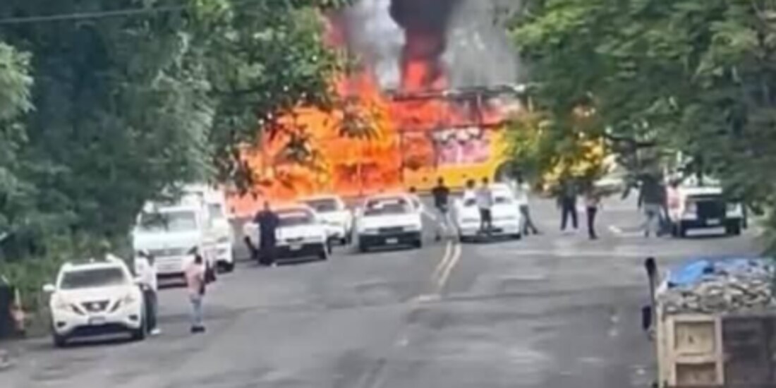 Varios camiones fueron incendiados por civiles armados en el libramiento Francisco Mújica, ayer.