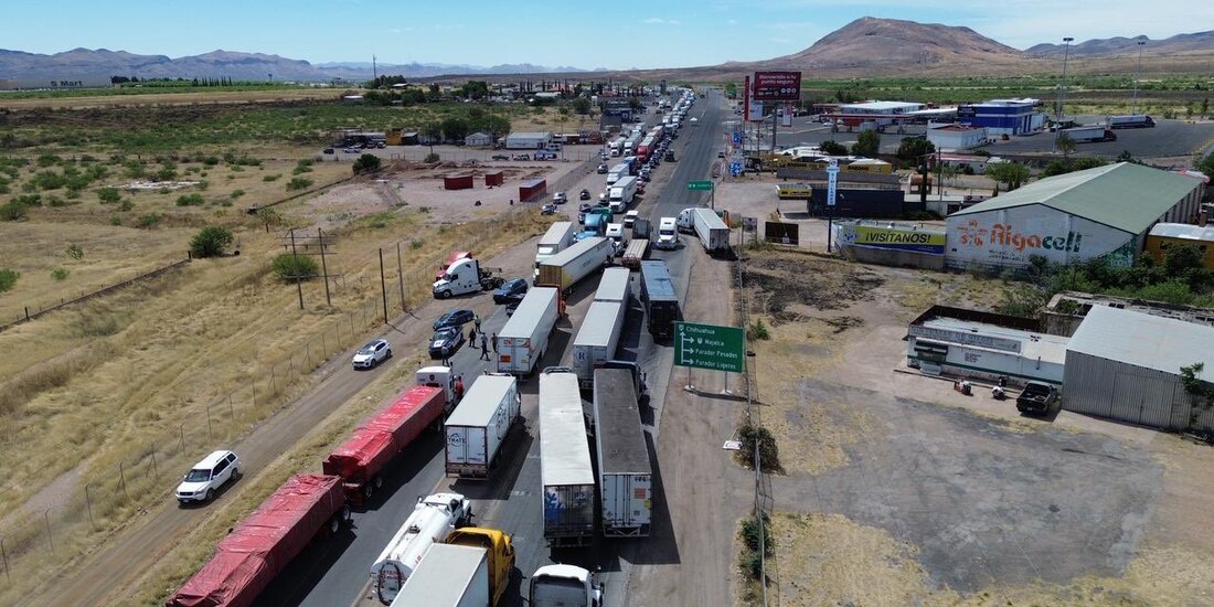 Reportan bloqueos en Chihuahua, presuntamente para evitar paso a marcha convocada por Morena.