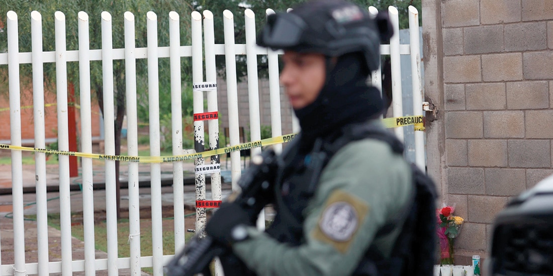 Policías resguardan la secundaria 13 en Torreón, ayer.