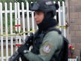 Policías resguardan la secundaria 13 en Torreón, ayer.