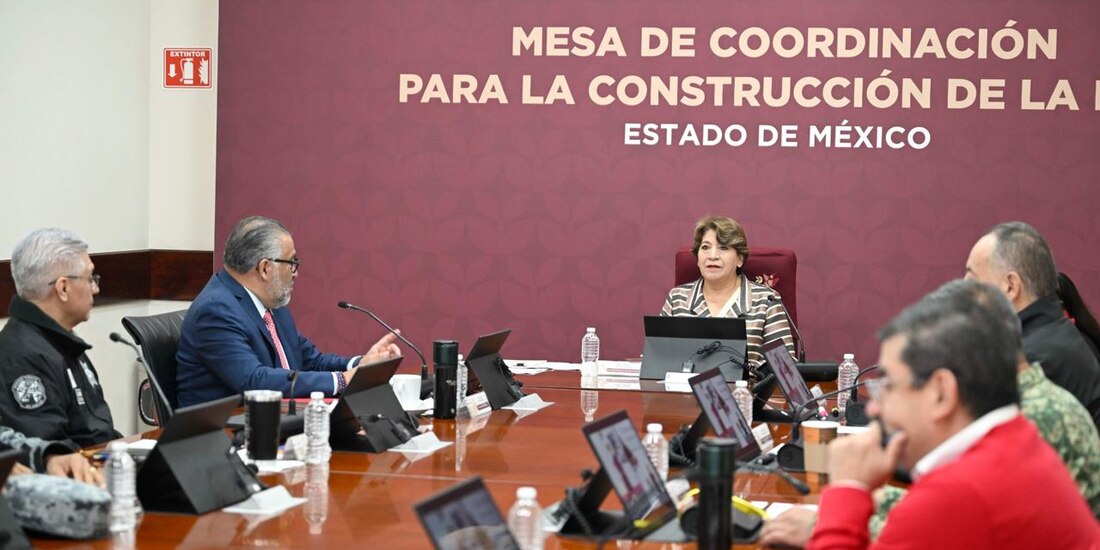 Funcionarios del Estado de México, encabezados por Delfina Gómez.