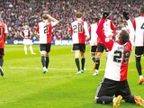 Santiago Giménez celebra su anotación, ayer, en el Estadio De Kuip.