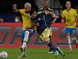 Neymar conduce el balón ante la marca de Rafael Borre en el Brasil vs Colombia de la cuarta fecha del Grupo B de la Copa América.