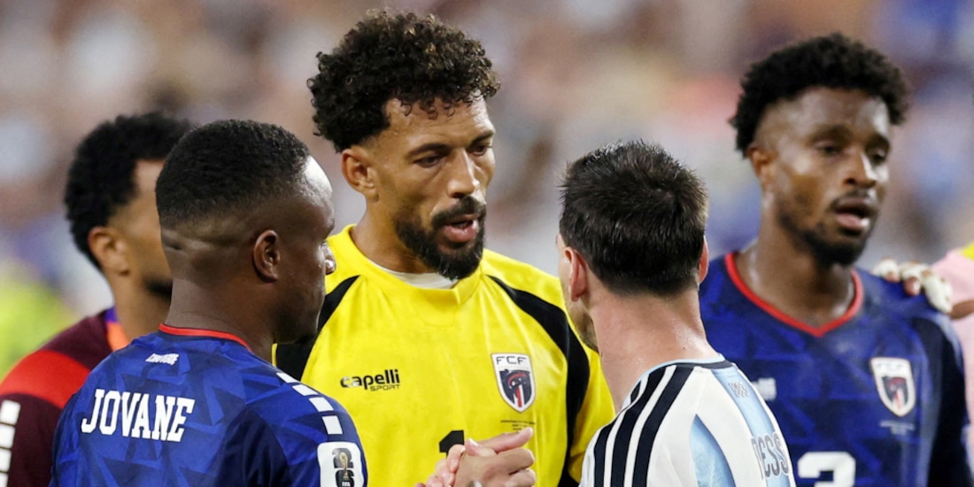 Vozinha saludando a Leo Messi tras el partido.
