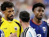 Vozinha saludando a Leo Messi tras el partido.