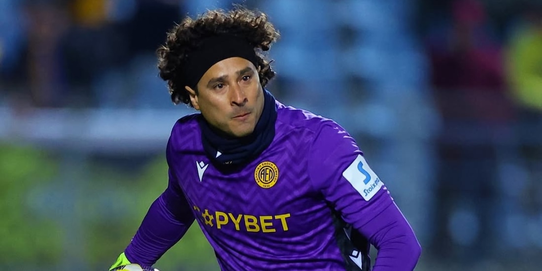 Guillermo Ochoa en un partido en Chipre