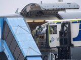 Autoridades trasladan a un paciente crítico de un avión a un hospital en Alemania, ayer.