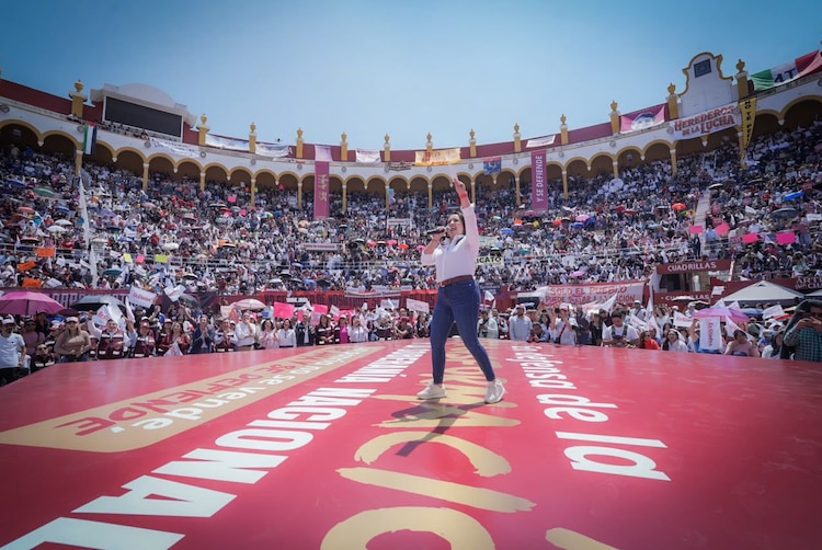 Gladyz Butanda, invitada a asamblea informativa en Morelia, Michoacán.