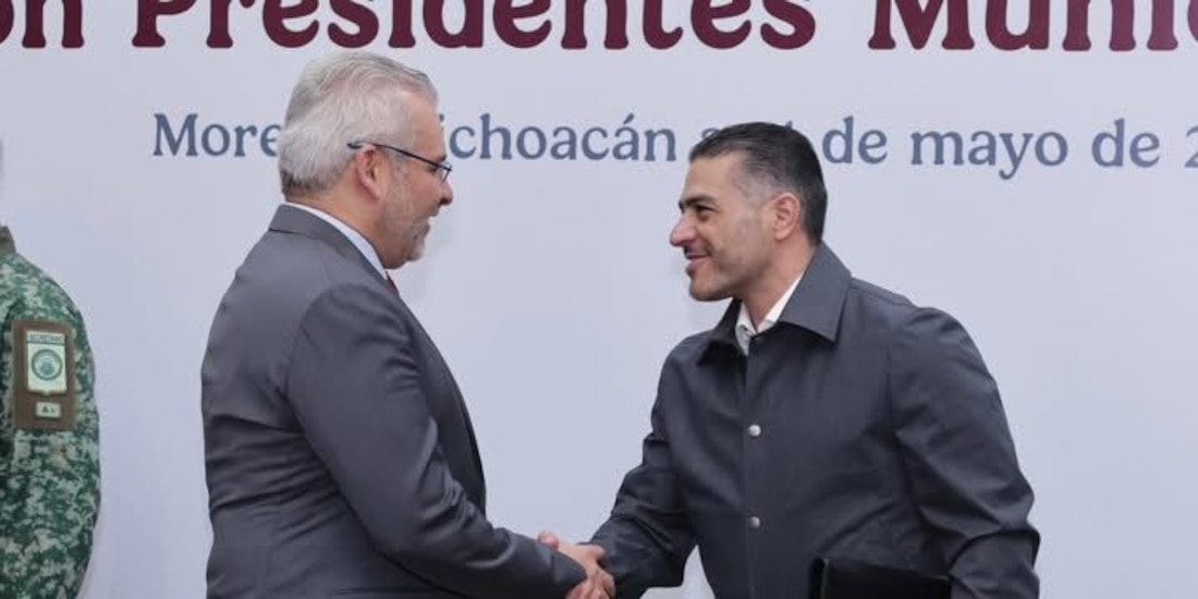 Los funcionarios estatal y federal en el encuentro de este jueves.